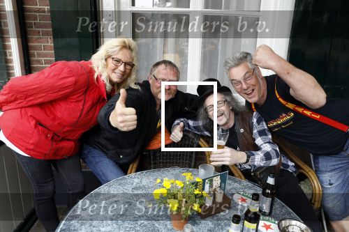 Hummelo 10 mei 2018
Onthulling standbeeld rockgroep Normaal met de bandleden Bennie Jolink, Ferdi Joly, Willem Terhorst en de partner van het overleden lid Jan Manschot . Arie Groeneveld met vrienden