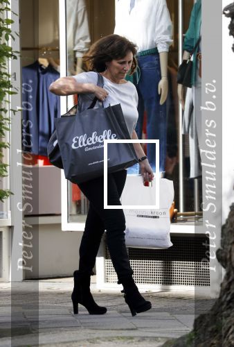 Amsterdam 19 april 2018
Astrid Joosten doet boodschappen op de cornelis schuytstraat