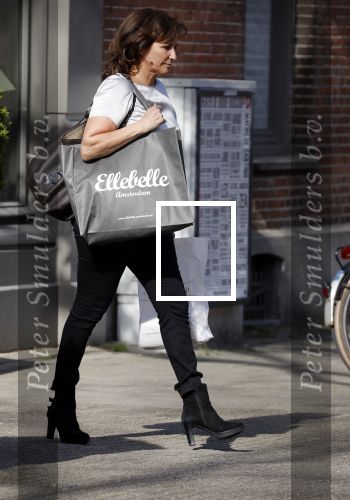 Amsterdam 19 april 2018
Astrid Joosten doet boodschappen op de cornelis schuytstraat