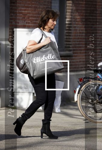 Amsterdam 19 april 2018
Astrid Joosten doet boodschappen op de cornelis schuytstraat