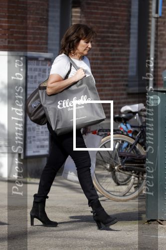 Amsterdam 19 april 2018
Astrid Joosten doet boodschappen op de cornelis schuytstraat