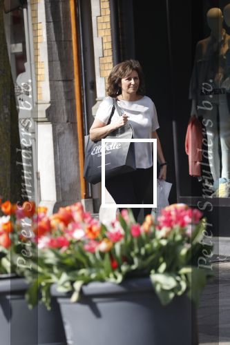 Amsterdam 19 april 2018
Astrid Joosten doet boodschappen op de cornelis schuytstraat