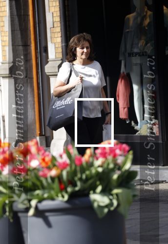 Amsterdam 19 april 2018
Astrid Joosten doet boodschappen op de cornelis schuytstraat