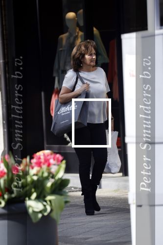 Amsterdam 19 april 2018
Astrid Joosten doet boodschappen op de cornelis schuytstraat