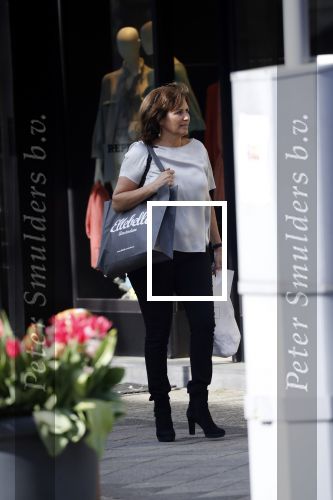Amsterdam 19 april 2018
Astrid Joosten doet boodschappen op de cornelis schuytstraat