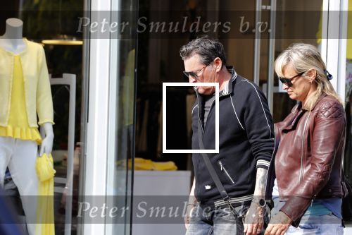 Amsterdam 11 april 2018
Barry en Sandra Hay op de pc Hooftstraat. Sandra steekt middelvinger op
