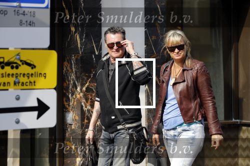 Amsterdam 11 april 2018
Barry en Sandra Hay op de pc Hooftstraat. Sandra steekt middelvinger op