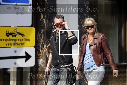 Amsterdam 11 april 2018
Barry en Sandra Hay op de pc Hooftstraat. Sandra steekt middelvinger op