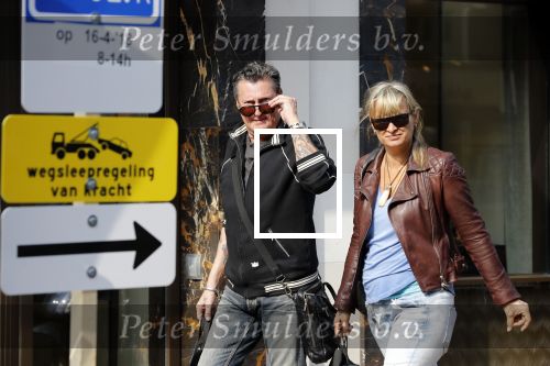 Amsterdam 11 april 2018
Barry en Sandra Hay op de pc Hooftstraat. Sandra steekt middelvinger op