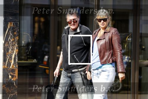 Amsterdam 11 april 2018
Barry en Sandra Hay op de pc Hooftstraat. Sandra steekt middelvinger op