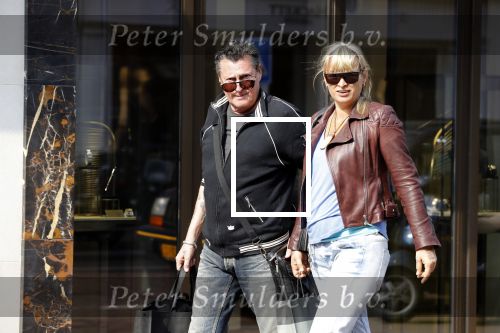 Amsterdam 11 april 2018
Barry en Sandra Hay op de pc Hooftstraat. Sandra steekt middelvinger op