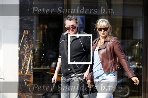 Amsterdam 11 april 2018
Barry en Sandra Hay op de pc Hooftstraat. Sandra steekt middelvinger op