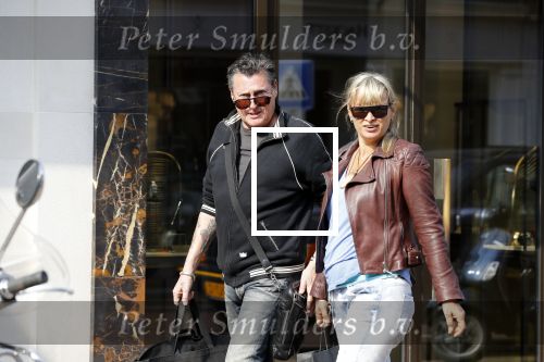 Amsterdam 11 april 2018
Barry en Sandra Hay op de pc Hooftstraat. Sandra steekt middelvinger op