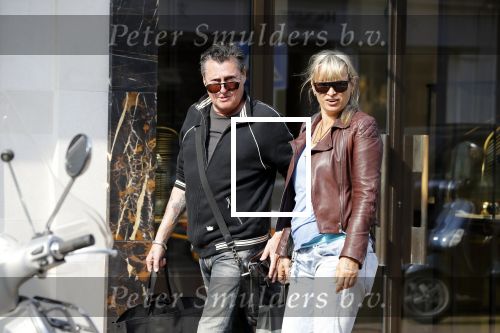 Amsterdam 11 april 2018
Barry en Sandra Hay op de pc Hooftstraat. Sandra steekt middelvinger op