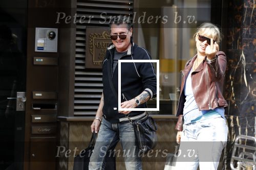 Amsterdam 11 april 2018
Barry en Sandra Hay op de pc Hooftstraat. Sandra steekt middelvinger op