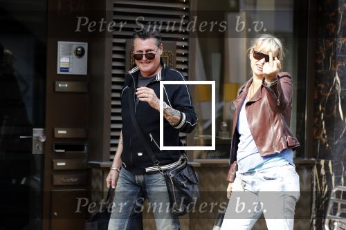 Amsterdam 11 april 2018
Barry en Sandra Hay op de pc Hooftstraat. Sandra steekt middelvinger op