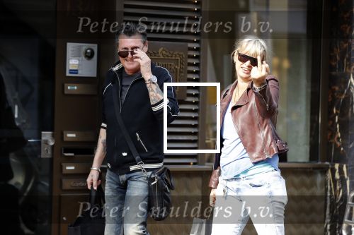 Amsterdam 11 april 2018
Barry en Sandra Hay op de pc Hooftstraat. Sandra steekt middelvinger op
