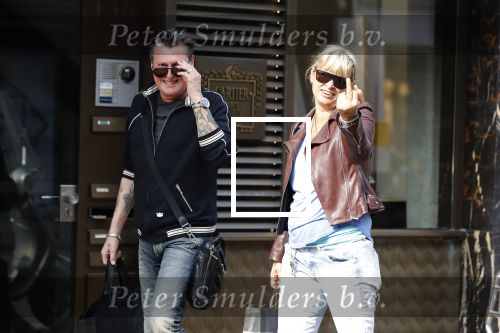 Amsterdam 11 april 2018
Barry en Sandra Hay op de pc Hooftstraat. Sandra steekt middelvinger op