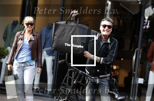 Amsterdam 11 april 2018
Barry en Sandra Hay op de pc Hooftstraat. Sandra steekt middelvinger op