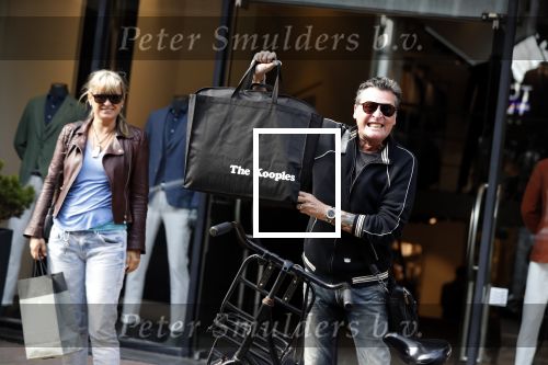 Amsterdam 11 april 2018
Barry en Sandra Hay op de pc Hooftstraat. Sandra steekt middelvinger op