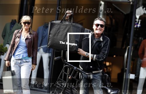 Amsterdam 11 april 2018
Barry en Sandra Hay op de pc Hooftstraat. Sandra steekt middelvinger op
