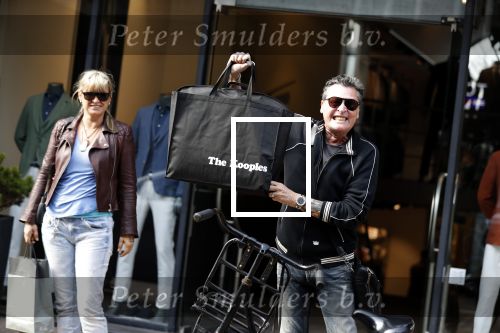 Amsterdam 11 april 2018
Barry en Sandra Hay op de pc Hooftstraat. Sandra steekt middelvinger op