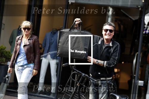 Amsterdam 11 april 2018
Barry en Sandra Hay op de pc Hooftstraat. Sandra steekt middelvinger op