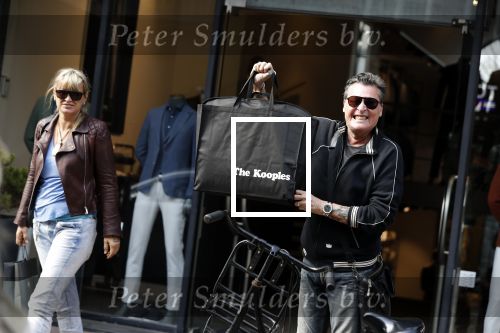 Amsterdam 11 april 2018
Barry en Sandra Hay op de pc Hooftstraat. Sandra steekt middelvinger op
