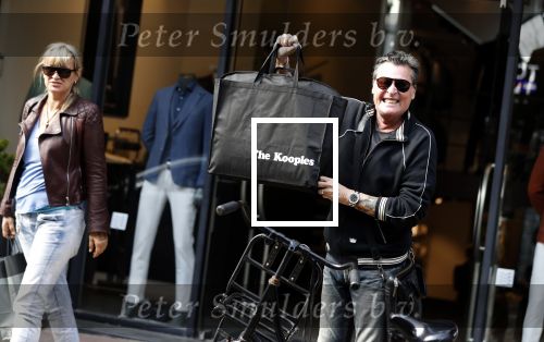 Amsterdam 11 april 2018
Barry en Sandra Hay op de pc Hooftstraat. Sandra steekt middelvinger op