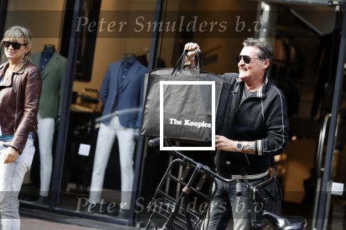 Amsterdam 11 april 2018
Barry en Sandra Hay op de pc Hooftstraat. Sandra steekt middelvinger op