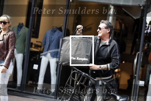 Amsterdam 11 april 2018
Barry en Sandra Hay op de pc Hooftstraat. Sandra steekt middelvinger op