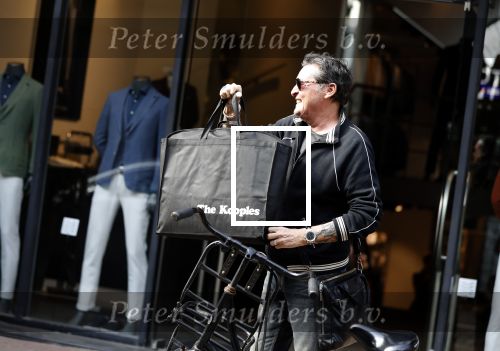 Amsterdam 11 april 2018
Barry en Sandra Hay op de pc Hooftstraat. Sandra steekt middelvinger op