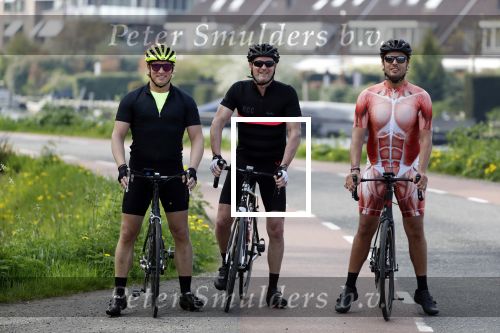 Breukelen 22 april 2018
Willem Slager Marco Achmad en Bas Smit in wielerkleding langs de vecht