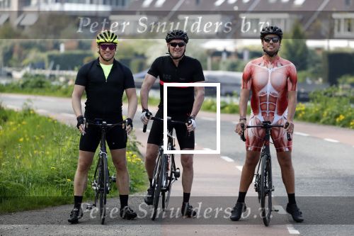 Breukelen 22 april 2018
Willem Slager Marco Achmad en Bas Smit in wielerkleding langs de vecht