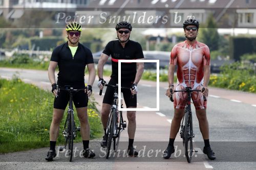 Breukelen 22 april 2018
Willem Slager Marco Achmad en Bas Smit in wielerkleding langs de vecht
