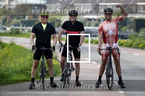 Breukelen 22 april 2018
Willem Slager Marco Achmad en Bas Smit in wielerkleding langs de vecht