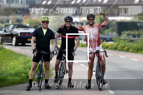 Breukelen 22 april 2018
Willem Slager Marco Achmad en Bas Smit in wielerkleding langs de vecht