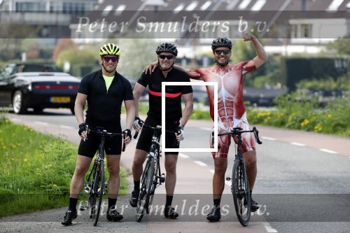 Breukelen 22 april 2018
Willem Slager Marco Achmad en Bas Smit in wielerkleding langs de vecht