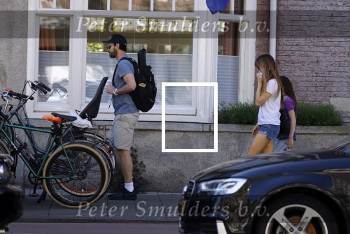 Amsterdam 5 mei 2018
Beertje v Beers met man en dochter op straat in Amsterdam zuid.