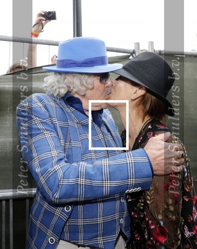 Hummelo 10 mei 2018
Onthulling standbeeld rockgroep Normaal met de bandleden Bennie Jolink, Ferdi Joly, Willem Terhorst en de partner van het overleden lid Jan Manschot . Bennie  met partner Ellie, 3 kinderen, 9 kleinkinderen en zijn schoonzoon