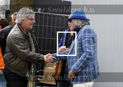 Hummelo 10 mei 2018
Onthulling standbeeld rockgroep Normaal met de bandleden Bennie Jolink, Ferdi Joly, Willem Terhorst en de partner van het overleden lid Jan Manschot . Bennie en NOS verslaggever Jeroen Wielaert