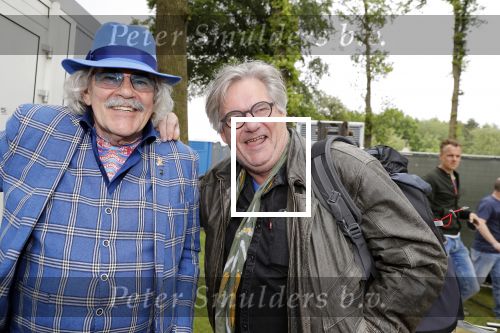 Hummelo 10 mei 2018
Onthulling standbeeld rockgroep Normaal met de bandleden Bennie Jolink, Ferdi Joly, Willem Terhorst en de partner van het overleden lid Jan Manschot . Bennie en NOS verslaggever Jeroen Wielaert
