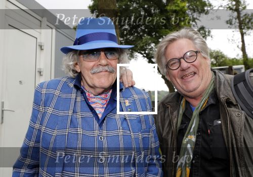 Hummelo 10 mei 2018
Onthulling standbeeld rockgroep Normaal met de bandleden Bennie Jolink, Ferdi Joly, Willem Terhorst en de partner van het overleden lid Jan Manschot . Bennie en NOS verslaggever Jeroen Wielaert
