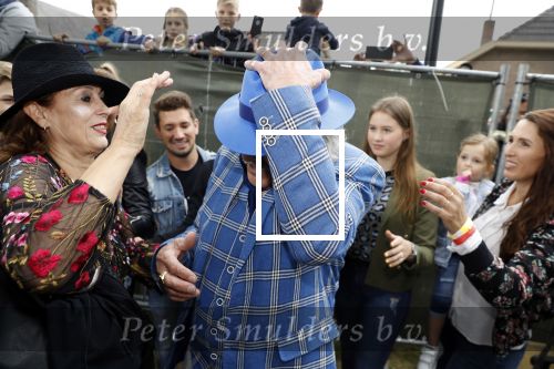 Hummelo 10 mei 2018
Onthulling standbeeld rockgroep Normaal met de bandleden Bennie Jolink, Ferdi Joly, Willem Terhorst en de partner van het overleden lid Jan Manschot . Bennie  met partner Ellie, 3 kinderen, 9 kleinkinderen en zijn schoonzoon