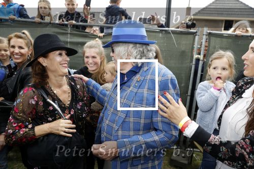 Hummelo 10 mei 2018
Onthulling standbeeld rockgroep Normaal met de bandleden Bennie Jolink, Ferdi Joly, Willem Terhorst en de partner van het overleden lid Jan Manschot . Bennie  met partner Ellie, 3 kinderen, 9 kleinkinderen en zijn schoonzoon