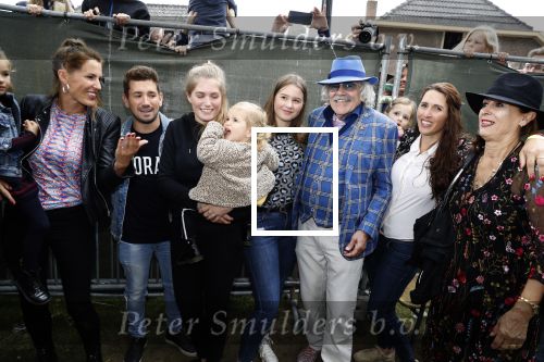 Hummelo 10 mei 2018
Onthulling standbeeld rockgroep Normaal met de bandleden Bennie Jolink, Ferdi Joly, Willem Terhorst en de partner van het overleden lid Jan Manschot . Bennie  met partner Ellie, 3 kinderen, 9 kleinkinderen en zijn schoonzoon