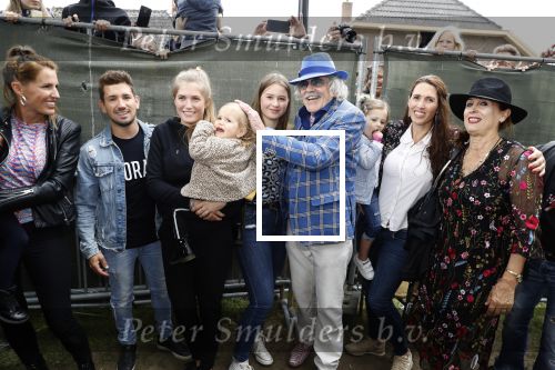 Hummelo 10 mei 2018
Onthulling standbeeld rockgroep Normaal met de bandleden Bennie Jolink, Ferdi Joly, Willem Terhorst en de partner van het overleden lid Jan Manschot . Bennie  met partner Ellie, 3 kinderen, 9 kleinkinderen en zijn schoonzoon