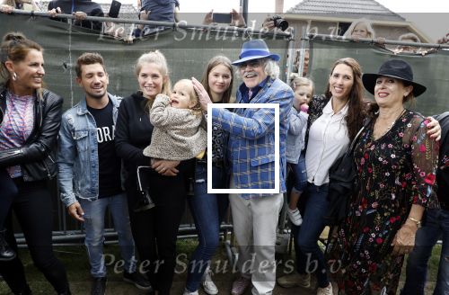 Hummelo 10 mei 2018
Onthulling standbeeld rockgroep Normaal met de bandleden Bennie Jolink, Ferdi Joly, Willem Terhorst en de partner van het overleden lid Jan Manschot . Bennie  met partner Ellie, 3 kinderen, 9 kleinkinderen en zijn schoonzoon