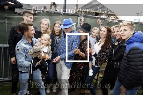Hummelo 10 mei 2018
Onthulling standbeeld rockgroep Normaal met de bandleden Bennie Jolink, Ferdi Joly, Willem Terhorst en de partner van het overleden lid Jan Manschot . Bennie  met partner Ellie, 3 kinderen, 9 kleinkinderen en zijn schoonzoon