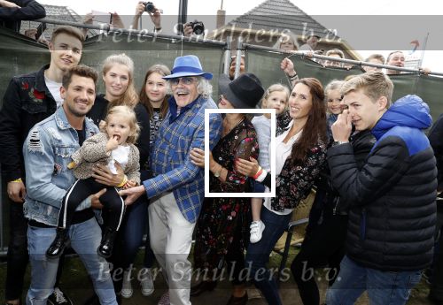 Hummelo 10 mei 2018
Onthulling standbeeld rockgroep Normaal met de bandleden Bennie Jolink, Ferdi Joly, Willem Terhorst en de partner van het overleden lid Jan Manschot . Bennie  met partner Ellie, 3 kinderen, 9 kleinkinderen en zijn schoonzoon
